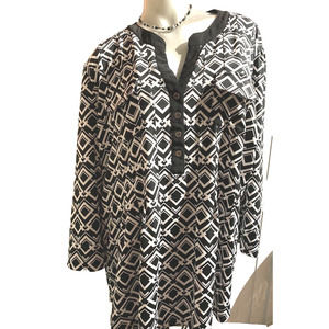Women’s Time Line Black and White Geometric Career Blouse in Size 3X 26 28